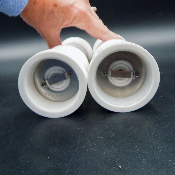 Le Creuset Salt And Pepper Grinder Mills White 8.5 Inches Matte & Glossy Pair - Picture 6 of 7